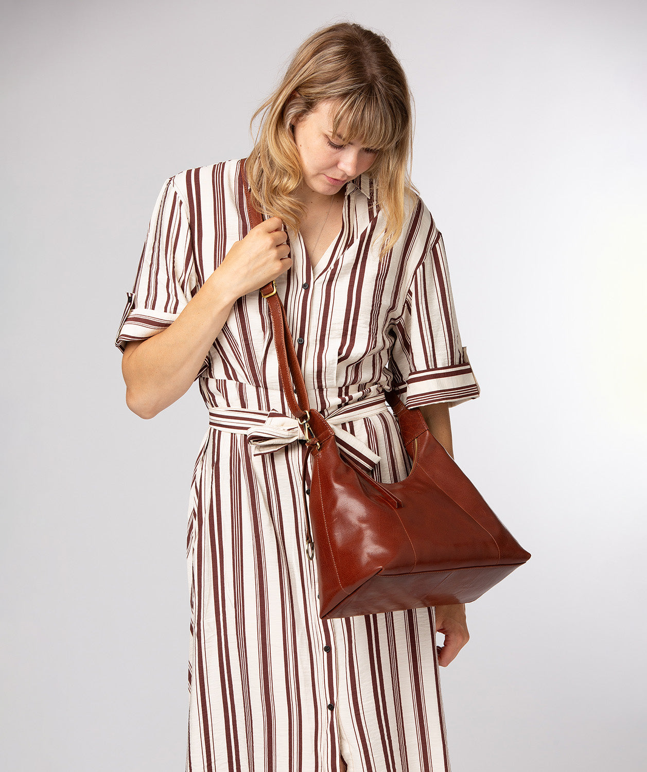Poppy shoulder bag crescent zip-top closure detail