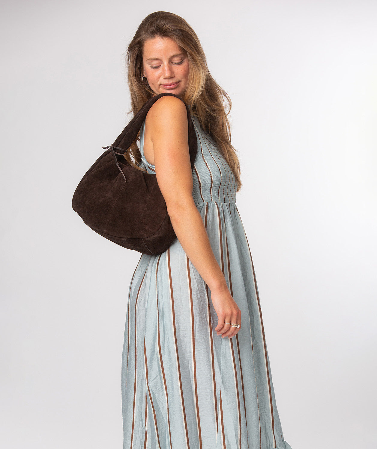 Beatriz handbag side profile with single top handle