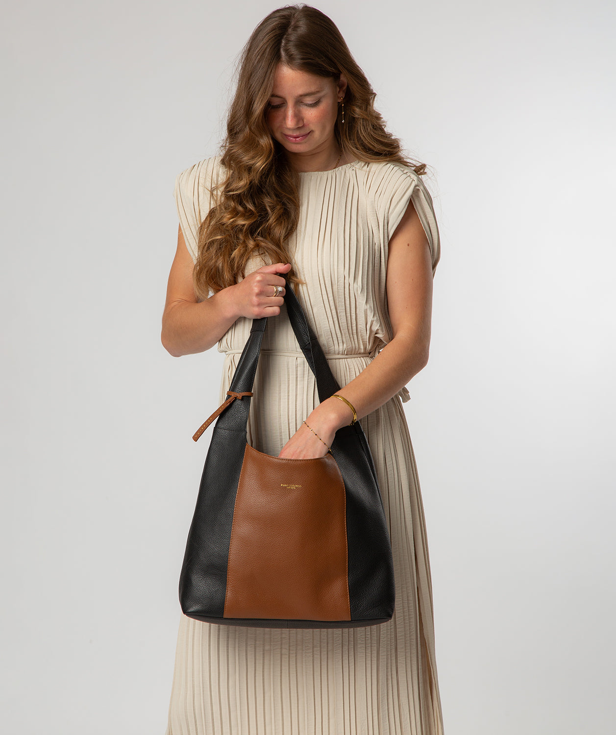 'Nina' Black & Tan Leather Shoulder Bag