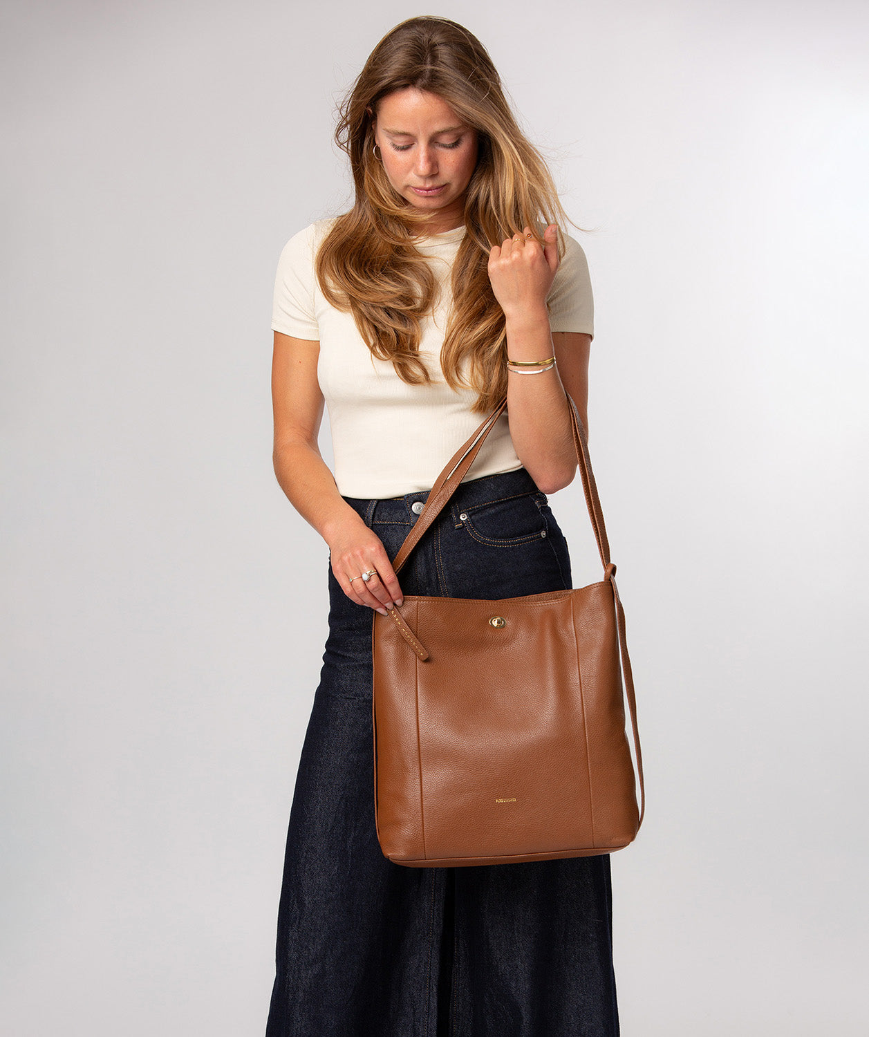 Side profile showing structured pebble grain leather