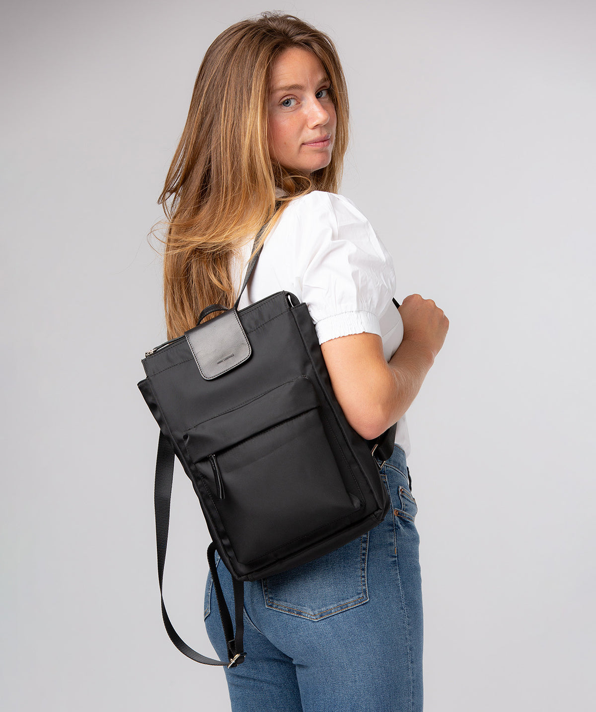 Backpack top zip closure with magnetic press stud fastener