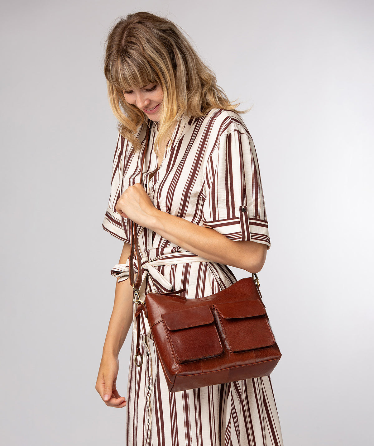 Adjustable detachable leather shoulder strap detail