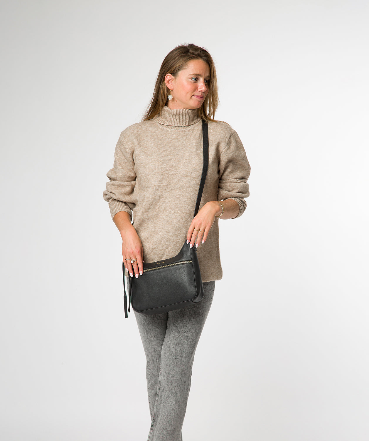 Full-length front exterior zipped pocket
