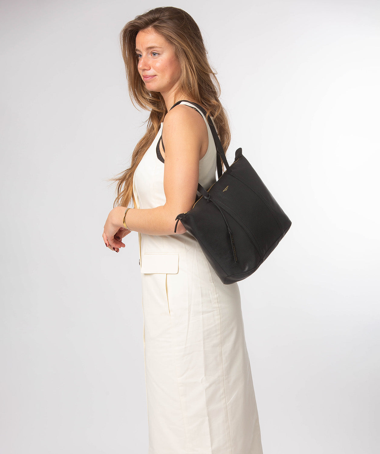adjustable dual leather handles detail