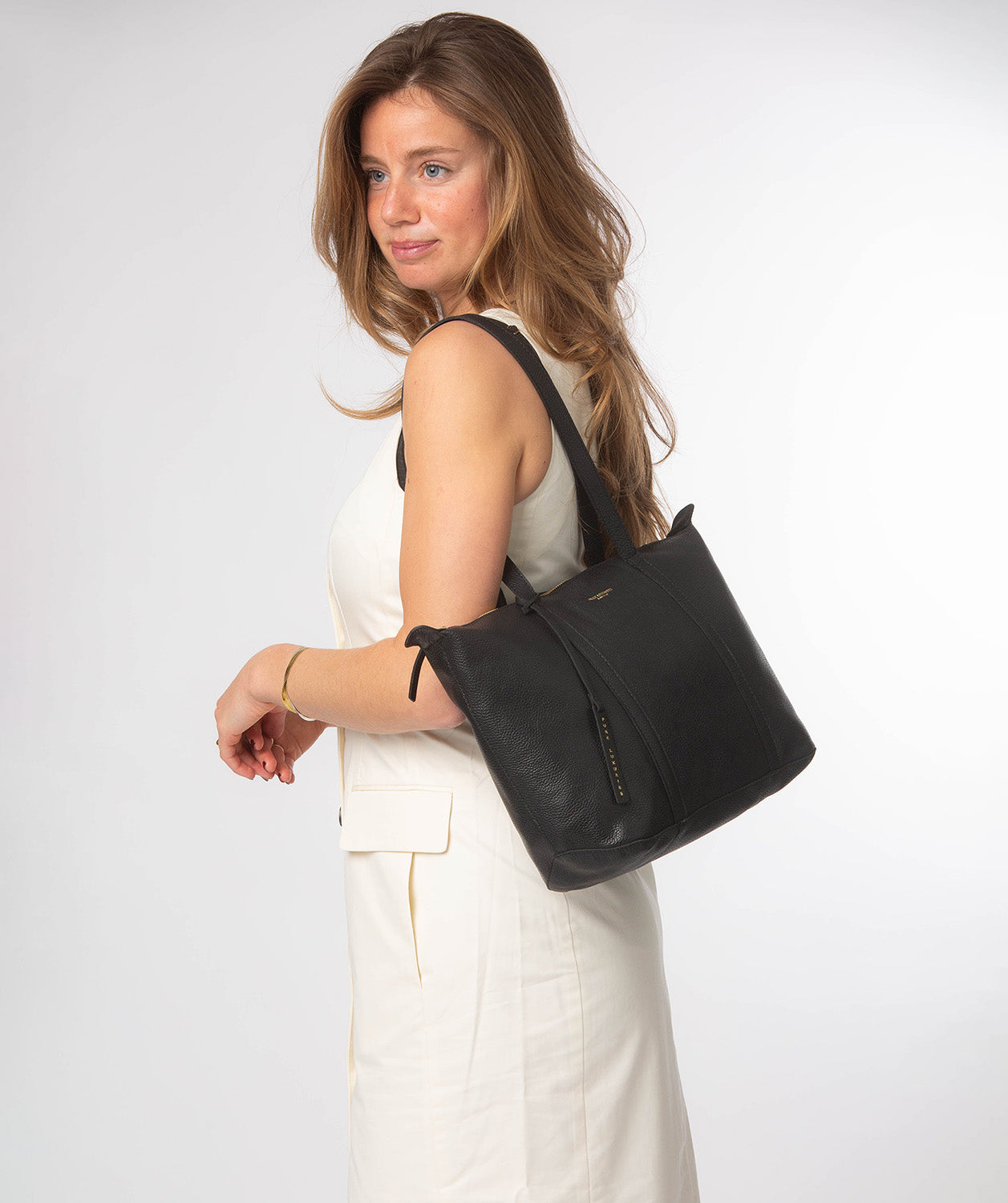 side profile showing bag structure and depth