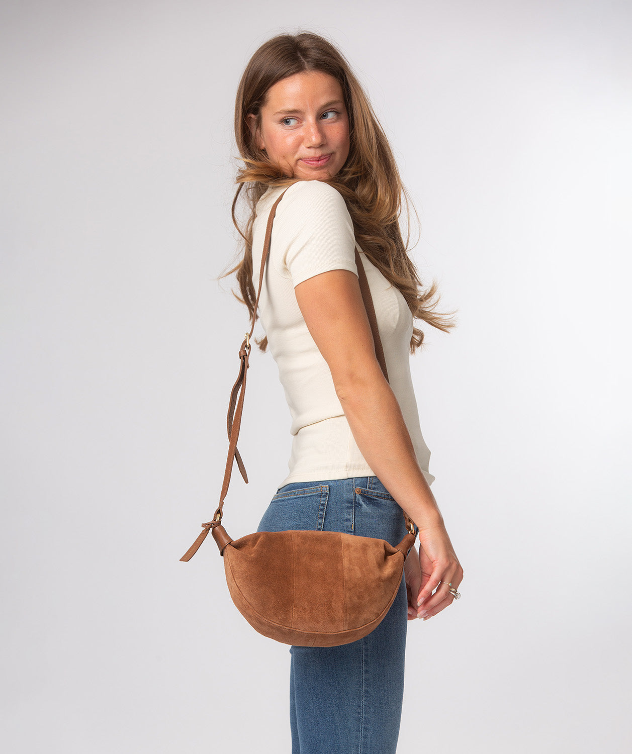 Adjustable slim leather shoulder strap detail